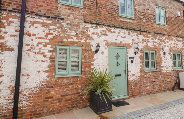 THE BULWARK, romantic, with hot tub in Drax, North Yorkshire