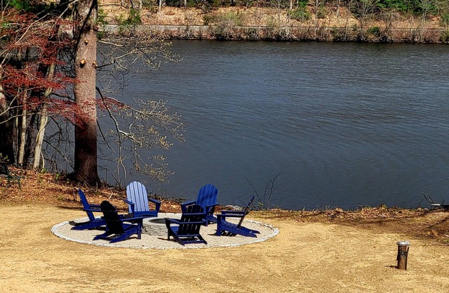 The Bungalow at Eagleville Lake nUnder 3 miles to UCONN!
