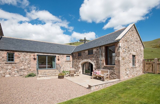THE BYRE AT REEDSFORD - sleeps 4 in 2 bedrooms near Wooler