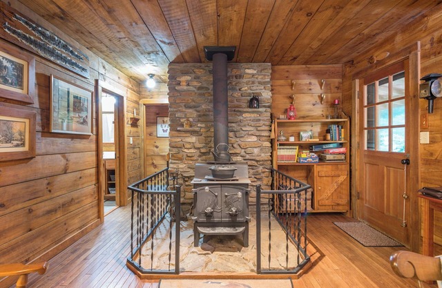 The Cabin at Two Creeks - 2 Bedroom, 1 Bathroom