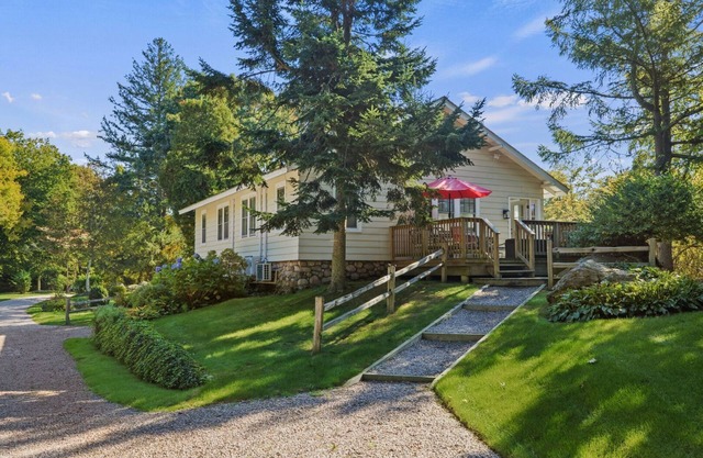 "The Caddyshack" Rustic & Cozy 5 bed 3 bath w/charming grounds!