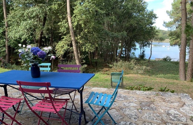 The calm of the forest, a stone's throw from Auray and the beaches