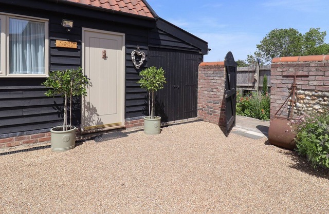 THE CARTLODGE, pet friendly, character holiday cottage in Harleston