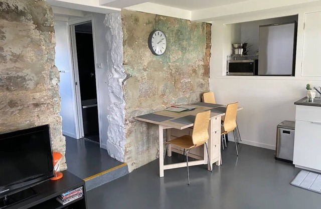 "The Cave" West Hobart: eco friendly apartment 🌈 🌱 🏳️‍⚧️