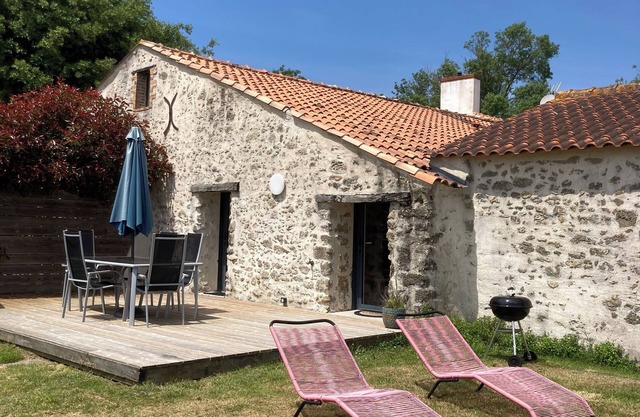 The charming 3 gîtes du Gazeau, 11 km from the beach, with sauna and pool table