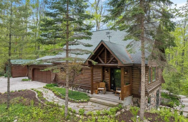 The Chippewa House: 2 BR, 2.5 BA in Alanson, Sleeps 6