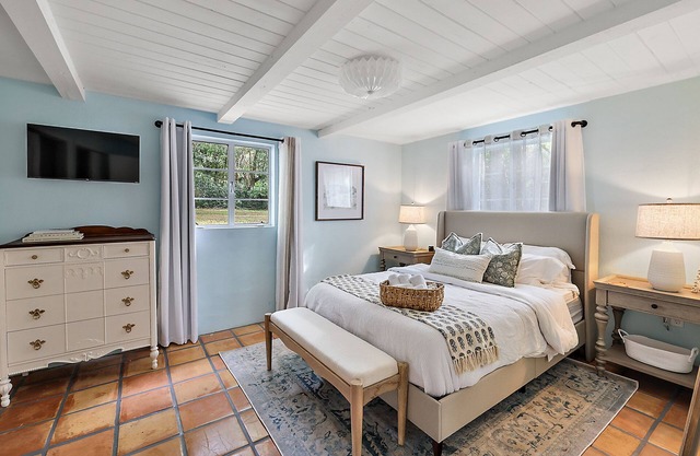 “The Clara” 4min drive to DT Mt Dora! Fenced in home on huge lot!