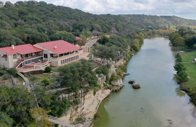 "The Cliff House" Riverfront with incredible views! Sleeps 18!