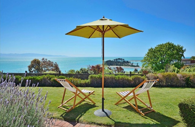 The Cliffs - Nelson Waterfront Home