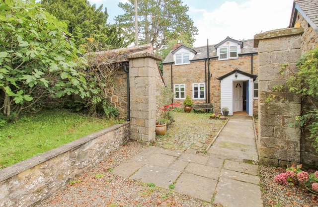 THE COACH HOUSE, pet friendly, character holiday cottage in Knowbury