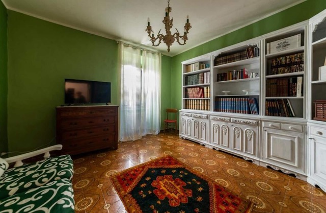"The colorful house" of the ghetto in a palace of the 700s