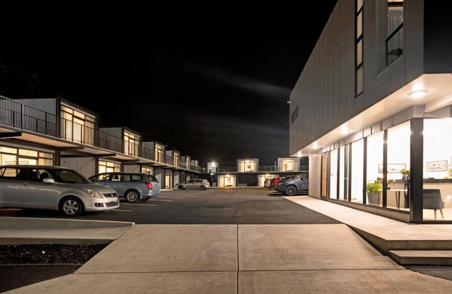 The Com Plex Motel
