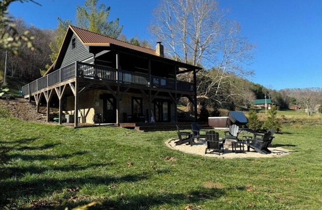 The Copper Cabin: Creek-side Mountain Luxury