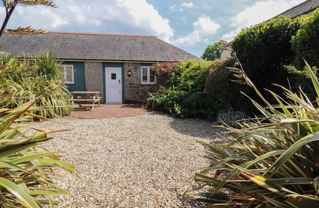 THE COPPER HOUSE, pet friendly, country holiday cottage in Truro