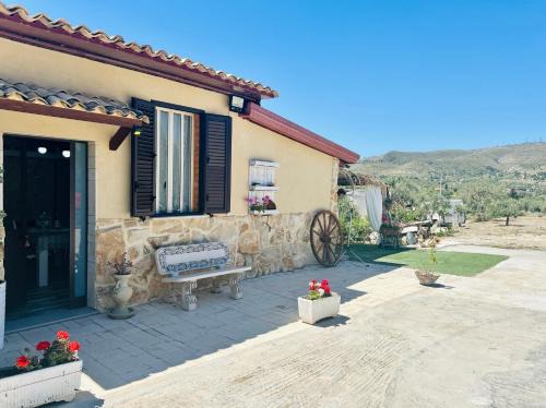 "The Cottage"with sea view, parking & wifi