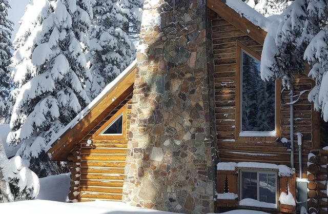 The Cozy Cabin.Walk to Brighton ski slopes!