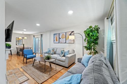 The Cozy Cove l Luxurious 2BD Condo l Amazing Location l Parking l