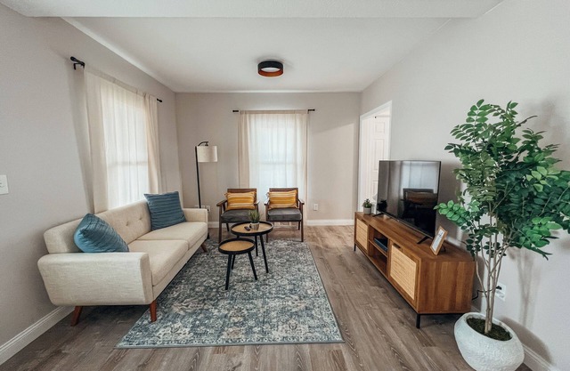 The Cozy Hideaway - 5-Minute Drive to Mayo Clinic