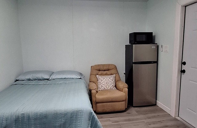 The Cozy Hut with AC and WiFi in fabulous Duncanville