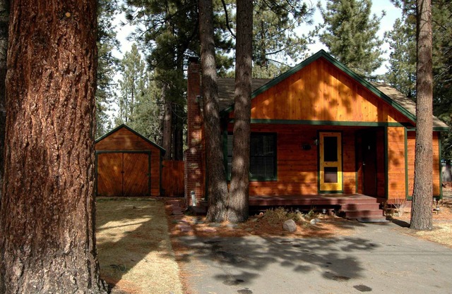 The Cozy Tahoe Cabin - Hot Tub, Pet Friendly, & 5 Min. to Lake