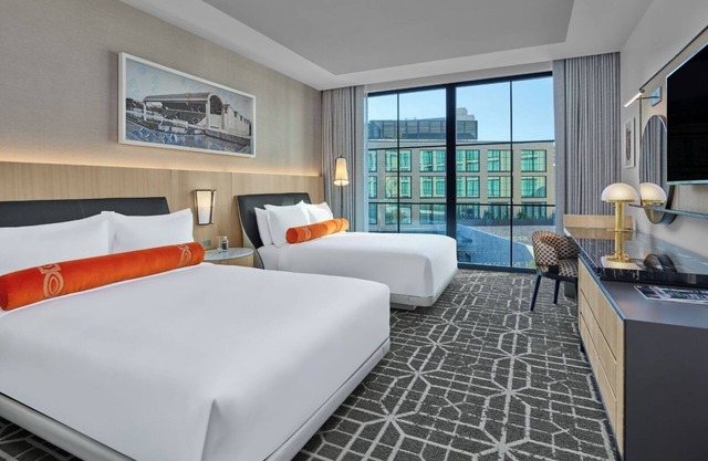 The Crescent Hotel | Deluxe Queen Queen| Near Kimbell Art Museum – 5 Mins