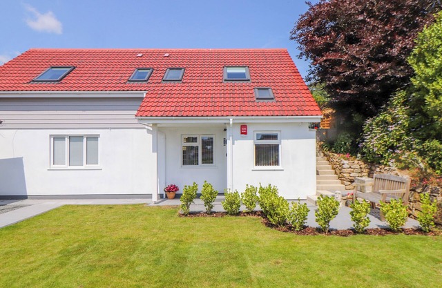 THE CREST, family friendly, with a garden in Helston
