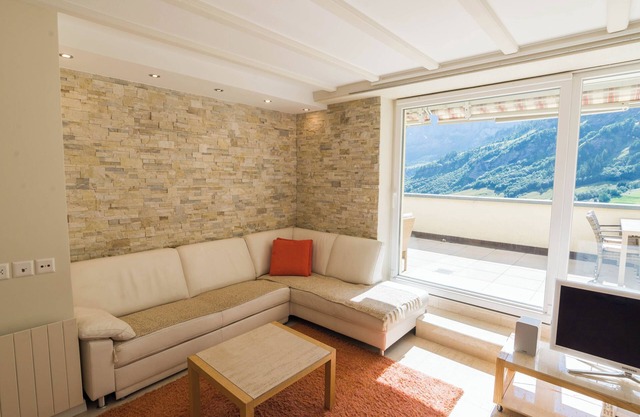 The Cristal apartment house is situated in a quiet, sunny and central location