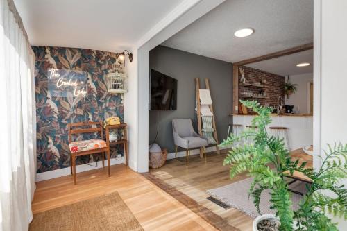 The Crooked Lady Cozy Bungalow near Downtown Calgary with Free Parking