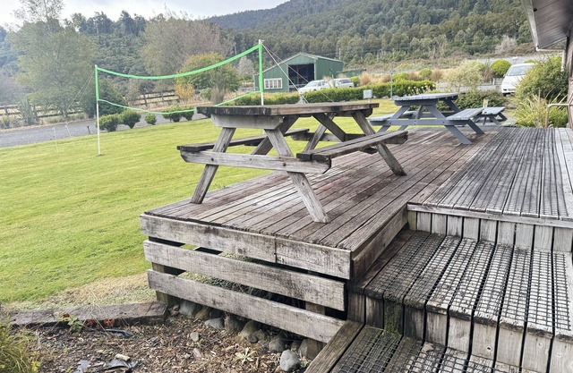 The Crossing Lodge and Backpackers