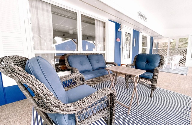 The David w/Private Screened Porch & Fire Pit