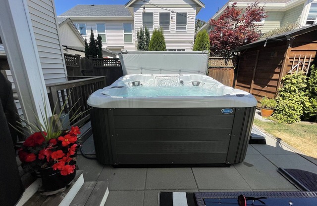 The Douglas Suite w/Hot Tub - near White Rock