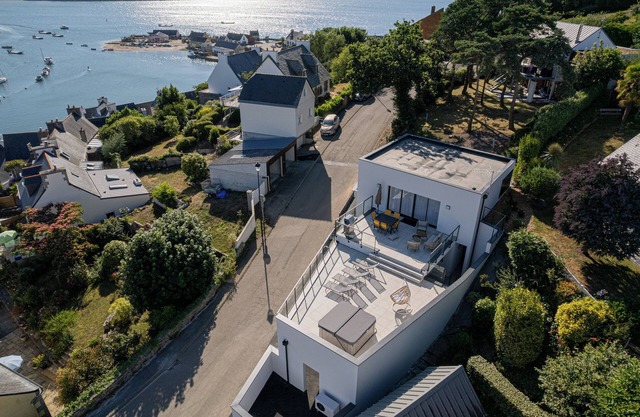 The Dourduff house at sea