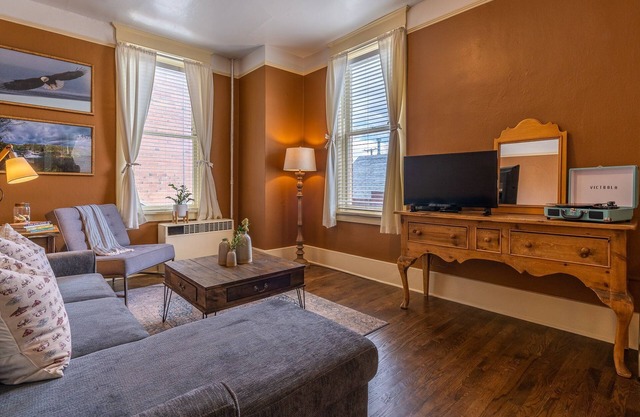 The Downtown Lovely - Historic yet modern space downtown