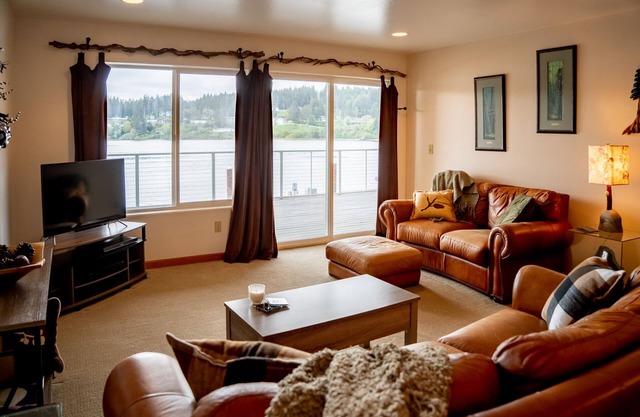 The Dunes: Old Town WIFI River Front Near restaurants & shops. New LR furniture!