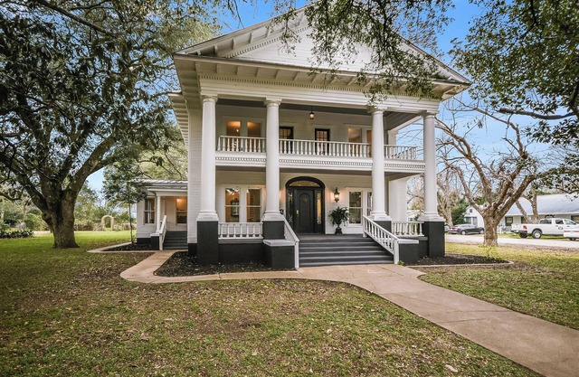 The Ella Norah. A Luxury Retreat. Pool and Spa. Steps to Main Street.