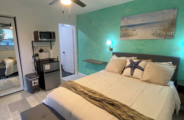 The Emerald Oasis- 1 bedroom Detached Cottage with Wifi and AC- West Palm Beach