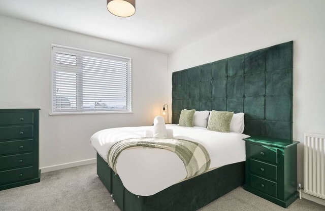 The Emerald | Sleeps 8 | Contractors | FreeParking