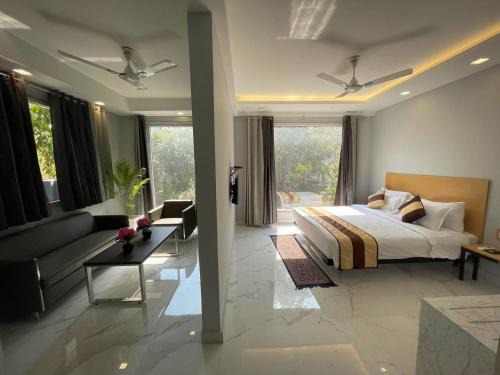 The Empire Corporate Villa Hotel Sector 29 near Fortis and Max Hospitals,Huda City Metros Station
