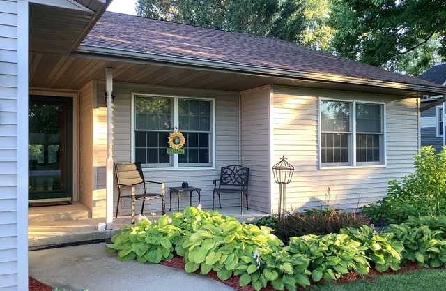 The Farmhouse- country charm, room for family visiting, relaxing, or gathering