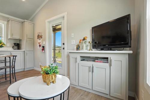 The Fluffy Cow - BRAND NEW 1 BD CABIN