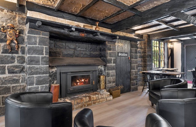 The Fox and Hounds Historic Hotel