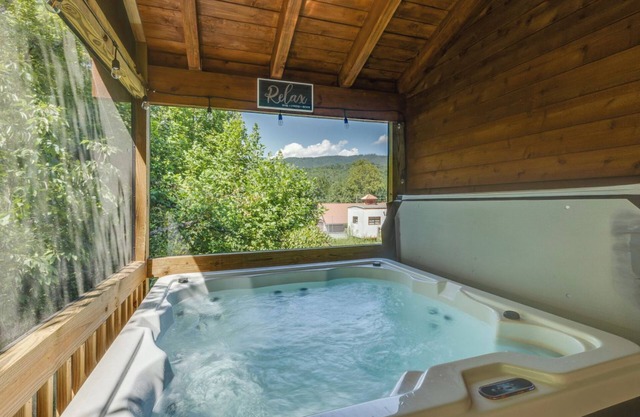 The Foxtail Lodge - Bright, open spaces and a hot tub!