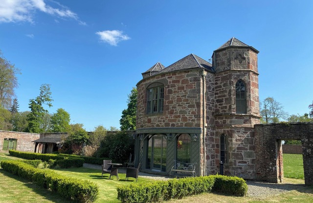 The Garden Rooms - romantic turreted cottage, Aberdeenshire