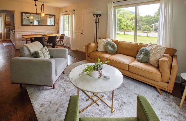 The Gateway House - Charming Family Retreat with Spacious Yard