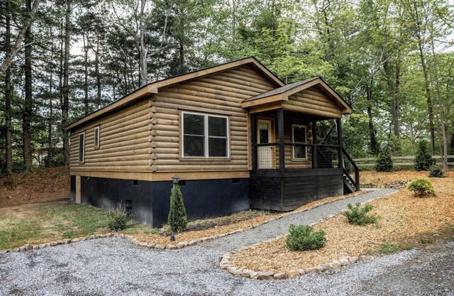 The Gertie Cabin w/Hot Tub at Halfback Hollar Farm