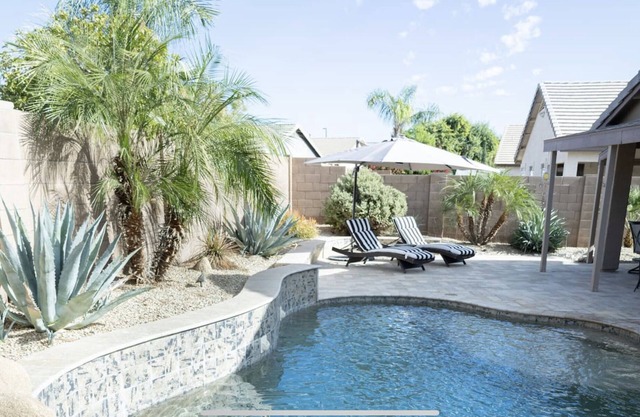 The Gilbert Haven - comfortable, stylish w/pool