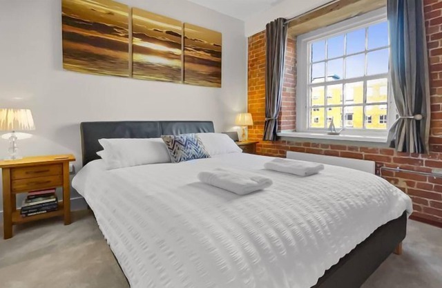 The Granary - 2nd Floor 2 Bedroom Property on Gosport Foreshore sleeping 4