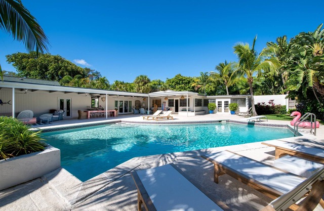 The Grand Palm Château - Luxury Family Home | Pool