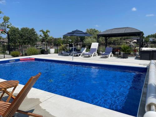 The Grand River Retreat with heated Pool & hot tub