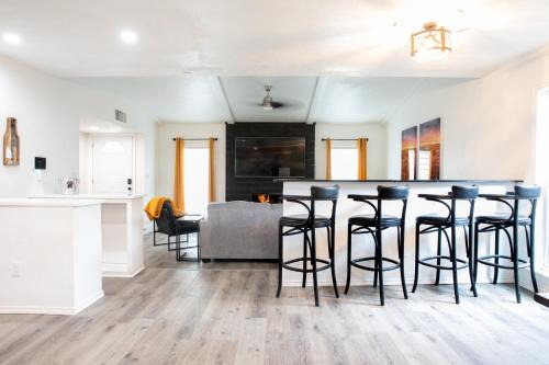 The GrandEscape 4 bed 1 story home Pet friendly with secure back yard